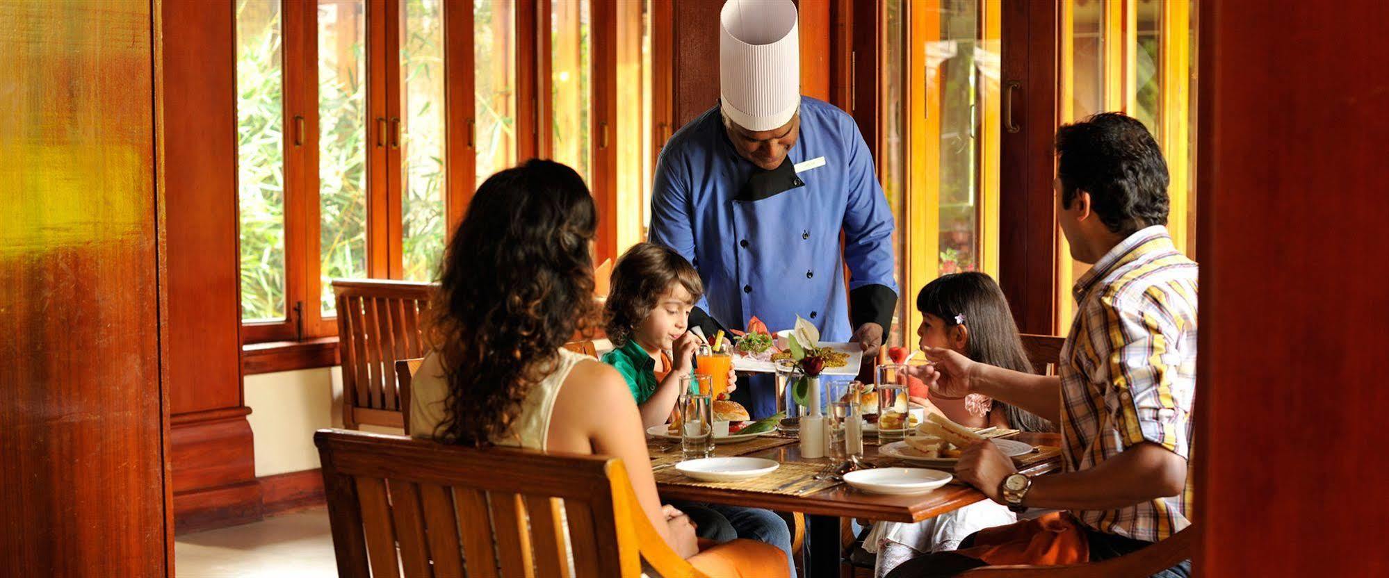Club Mahindra Thekkady Hotell Exteriör bild